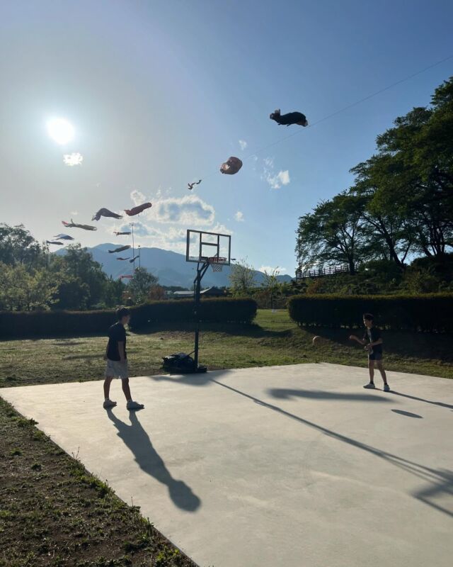 キャンプ場運営していると行楽シーズンはどこにも行けません。
混雑している中に出かけたいわけではないからいいんだけど、息子はやはり遊びたい。

急遽友だちと近所のバスケコートでバスケ。
お友だちのお父さんや子どもたちと3on3が始まり、めちゃ疲れました。

夜は息子の希望で庭キャン。

キャンプ場でお客さん対応しながら、合間に管理棟で動画編集の仕事をしつつ、バスケして庭キャン。
なんだかんだ充実してますね。良かった！

#北杜市 #田舎暮らし #キャンプ場運営 #庭キャン