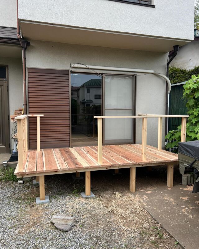 ちょっといつもの田舎暮らしとは別の話ですが・・・

八王子の妻の実家を介護仕様にするべく、今回はデッキを作りに1泊で行ってきました。

二転三転いろいろありつつ、今後は妻が毎週通いで八王子に介護をしに行くことに。施設や病院に行っていたばぁばが戻って来ます。

車椅子で出入りするには入り口は狭くて難しいので、窓からデッキに出てスロープを降りるイメージ。スロープはこれから、どうするか。

素人DIYがこうして介護にも活きるとは。なかなか便利なスキルになってきたものだと、我ながら感じてます。

八王子まで毎週通いはなかなか大変な生活になりそうですが、家族で力を合わせて乗り切るしかないですね。

まぁ介護はみんなそんなもんでしょう。
後悔したくないですからね。誰もがめちゃくちゃ大変なことだけど、そんな年頃ですよね。

#diy #介護