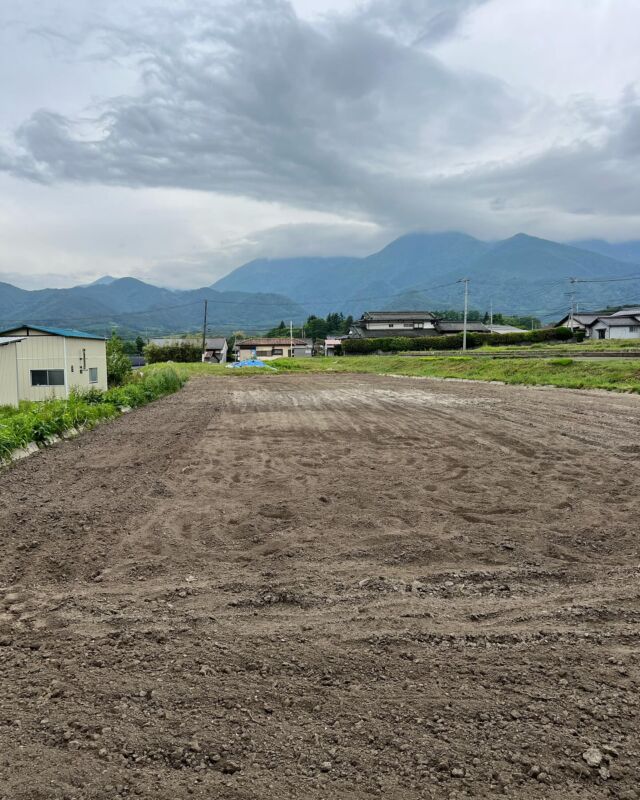 稲作、始めます。

昨年ご縁あってお米作りされている方と知り合うことができて、今年から稲作を始めていくことになりました。

いつものメンバーで稲作チームを結成。
@honda_labo @kagaribi_camp_life 

まずは全般的にお手伝いさせていただく形でこの1年学んで、来年以降も勉強させてもらいながらですが、できるだけ自分たちで完結できるように1反稲作できるようにします。

自分たちの食べる分だけでも、自分たちで作る。

ずっと気になっていたお米作りにようやく取り掛かれるのは嬉しいですね〜。

いろいろお話を聞いて、勉強になることばかり。
初めての世界で、話を聞いていて楽しくて楽しくて。
みんなでテンション上がってました。

酵素水を用いた無農薬でのお米作りです。
勉強ですね。興味あることの勉強って楽しい♪

#田舎暮らし #稲作 #お米作り #自給自足 #北杜市